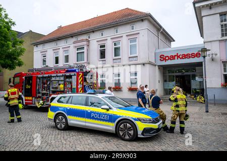 Achim, Deutschland. 29. Juni 2023. Polizei- und Feuerwehrfahrzeuge sind im Stadtzentrum geparkt. Mehrere Personen wurden bei einem Reizgasangriff in einer Bankfiliale leicht verletzt. Laut Polizei hat ein unbekannter Täter einen Kunden im Bankgebäude angegriffen, die Fahndung nach dem Mann läuft. Kredit: Sina Schuldt/dpa/Alamy Live News Stockfoto