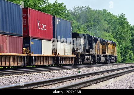 La Fox, Illinois, USA. Ein intermodaler Zug der Union Pacific Railroad, der von drei Lokomotiven angeführt wird, darunter eine Offroad-Einheit der Norfolk Southern Railway, Stockfoto