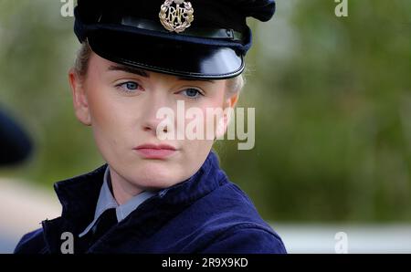 Schauspieler in Militäruniform aus den 40er Jahren bei einem Ereignis der lebendigen Geschichte. Stockfoto