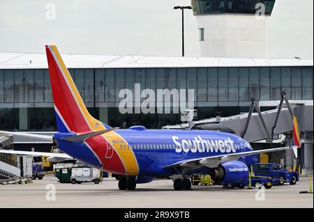 Chicago, Illinois, USA. Ein Flugzeug von Southwest Airlines sitzt an einem Flugsteig und bereitet sich auf den nächsten Flug am Chicago O'Hare International Airport vor. Stockfoto