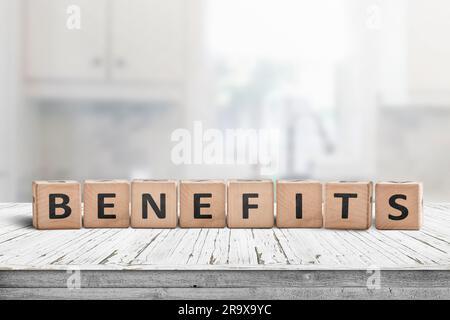 Vorteile auf einen verschlissenen Tabelle in einem hellen Raum mit hölzernen Blöcken Stockfoto