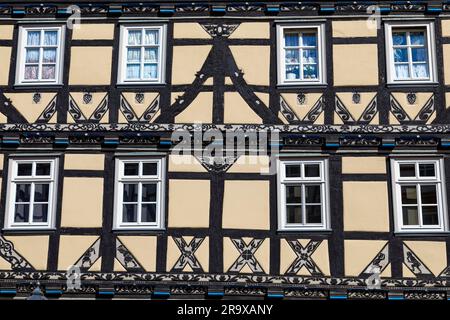 Details zum prächtigen Fachwerkhaus mit kunstvoll verzierten Holzschnitzereien, Kunsthandwerk, reich verzierte Fassade, Raiffeisenhaus, erbaut 1679, Stad 44 Stockfoto