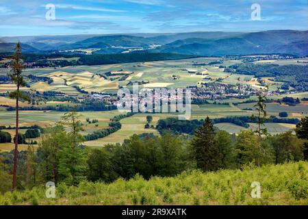 Blick von den südlichen Ausläufern der Hoher Meissner, Höhe 753 m, niedrige Gebirgskette, Gebirgskette in der Fulda-Werra-Bergland, Blick Stockfoto