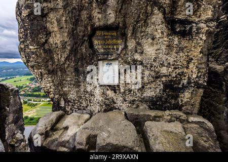 Gedenkstein an der Bastion. Die Felsformation am rechten Elbufer im Bereich der Gemeinde Lohmen zwischen der Kurstadt Rathen und der Stadt Wehlen zählt zu den meistbesuchten Touristenattraktionen der Sächsischen Schweiz. Von der Bastion fällt das schmale Felsenriff über etwa 190 Meter steil zur Elbe. Malerweg durch die Sächsische Schweiz. Lohmen/Stadt Wehlen, Deutschland Stockfoto