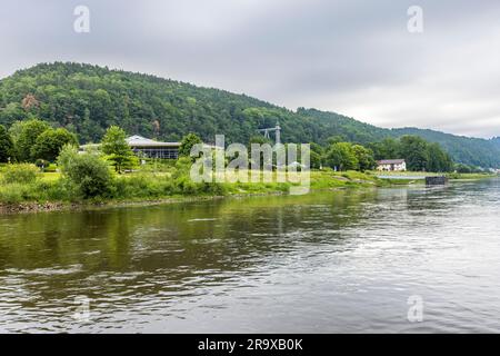 Fährüberfahrt auf der Elbe bei Bad Schandau. Im Hintergrund der Personenaufzug Bad Schandau. Der Aufzug von Elbhöhe nach Ostrau wurde 1904 gebaut. Der historische Personenaufzug bringt Sie hoch über die Stadt Bad Schandau. Der 1904 im Jugendstil erbaute und 50 Meter hohe Stahlgitterturm ist eine Aussichtsplattform in Bad Schandau Stockfoto