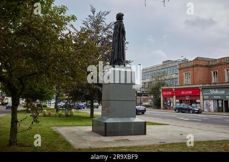 St. Peters Hill Green, Grantham, Lincolnshire. Die Bronzestatue von Margaret Thatcher verewigt den geschätzten ehemaligen Premierminister. Stockfoto