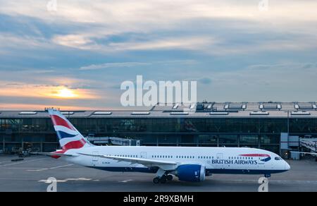 British Airways Flugzeug Rolling am Flughafen Heathrow bei Sonnenuntergang, London, England, Großbritannien Stockfoto