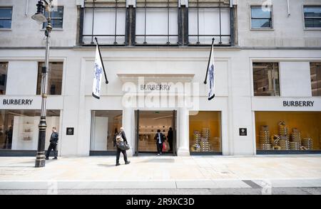 New Bond Street, London, Großbritannien. 29. Juni 2023. Der Burberry High-End-Luxusladen wird nach einer langen Renovierung in Mayfair wieder eröffnet. Kredit: Malcolm Park/Alamy Live News Stockfoto