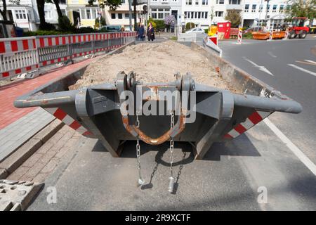 Container, skip für Bauabfälle auf der Straße, Baustelle, Straßenbauarbeiten, Bremen, Deutschland Stockfoto