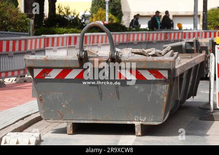 Container, skip für Bauabfälle auf der Straße, Baustelle, Straßenbauarbeiten, Bremen, Deutschland Stockfoto