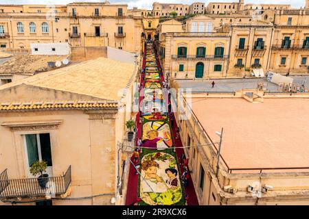 Das Infiorata-Blumenfestival (Mai 2023) in Noto, Via Nicolaci, Noto, Sizilien, Italien. Erhöhte Aussicht auf die Via Nicolaci während der berühmten und traditionellen Zeit Stockfoto