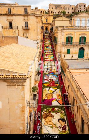 Das Infiorata-Blumenfestival (Mai 2023) in Noto, Via Nicolaci, Noto, Sizilien, Italien. Erhöhte Aussicht auf die Via Nicolaci während der berühmten und traditionellen Zeit Stockfoto