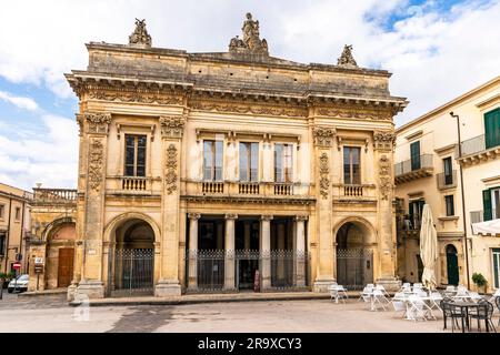Das Theater „Tina di Lorenzo“ ist das Haupttheater der Stadt Noto. Sizilien, Italien. Design des Architekten Francesco Sortino. Stockfoto
