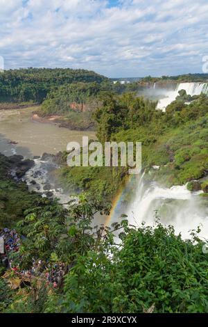 Blick auf die Wasserfälle von oben, obere Rennstrecke, Oberer Pfad, Panoramapfad, Touristen, Cataratas del Iguazu, Iguazu Falls, Regenbogen, Basalt Rock Stockfoto