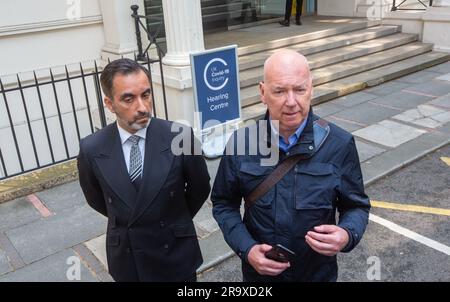 London, England, Großbritannien. 29. Juni 2023. Der Anwalt der schottischen Hinterbliebenen AAMER ANWAR (L) und ALAN INGLIS, der seinen Sohn Calum im Gefängnis an Covid-19 verlor, werden vor dem Dorland House in London gesehen, wo eine öffentliche Anhörung zum Covid-19-Verfahren im Vereinigten Königreich stattfindet. (Kreditbild: © Tayfun Salci/ZUMA Press Wire) NUR REDAKTIONELLE VERWENDUNG! Nicht für den kommerziellen GEBRAUCH! Stockfoto