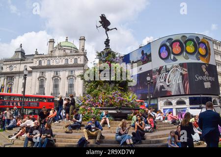 London, England, Großbritannien. 29. Juni 2023. Eine Blumeninstallation der Künstlerin Amelia Kosminsky und des Floristen Philip Corps bedeckt den Shaftesbury Memorial Fountain, der im Piccadilly Circus als Teil von Art After Dark bekannt ist. (Kreditbild: © Vuk Valcic/ZUMA Press Wire) NUR REDAKTIONELLE VERWENDUNG! Nicht für den kommerziellen GEBRAUCH! Stockfoto