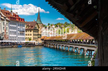 Malerischer Blick auf die Straße Rathausquai am Fluss Reuss in der Altstadt von Luzern von der Kapellbrücke an einem sonnigen Tag mit... Stockfoto