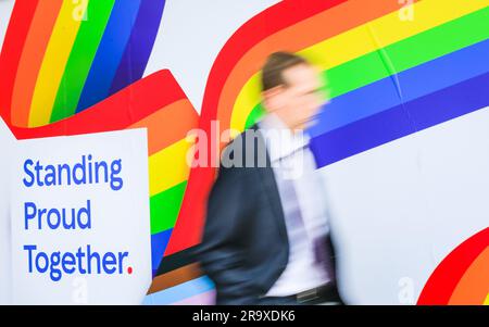 London, Großbritannien. 29. Juni 2023. Die Leute gehen an einem Supermarkt vorbei, wo die Pride-Flagge in der Nähe des Trafalgar Square zu sehen ist. Die Vorbereitungen für den samstags stattfindenden pride in London und die Feierlichkeiten, die Teil der Pride-Monate sind, sind im Gange. Kredit: Imageplotter/Alamy Live News Stockfoto