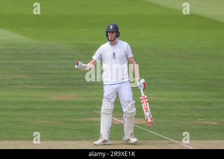 ZAK Crawley of England signalisiert No run during the LV= Insurance Ashes Test Series Second Test Day 2 England gegen Australia at Lords, London, Großbritannien, 29. Juni 2023 (Foto: Mark Cosgrove/News Images) Stockfoto