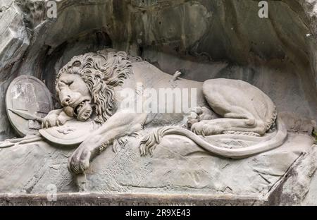 Schöner Blick aus nächster Nähe auf Luzerns berühmtes Löwendenkmal aus Stein. Es ist ein Wahrzeichen, eine Gedenkstätte, ein Kunstwerk und eine Gedenkstätte. Es ist engagiert... Stockfoto