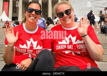 London, Großbritannien. 29. Juni 2023. Zwei Frauen in ihren Canada Day-Outfits. Londoner, Touristen und Kanadier feiern den Canada Day am Trafalgar Square mit einem kostenlosen Programm an Festlichkeiten, Bühnenvorstellungen und Verkaufsständen. Kredit: Imageplotter/Alamy Live News Stockfoto