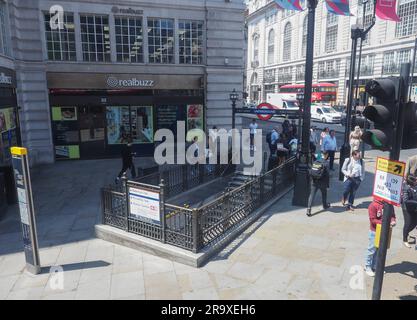 LONDON, Großbritannien - 08. JUNI 2023: Menschen an der U-Bahn-Station Piccadilly Circus Stockfoto