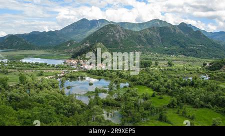 Panoramablick von der hohen Stelle der Stadt Virpazar in der Nähe des Skadar Sees und der bewaldeten Berge um ihn herum Stockfoto