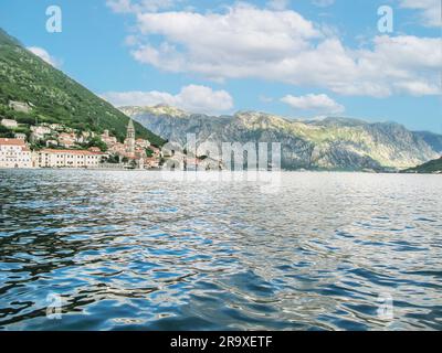 Panoramablick vom Schiff nach Perast, Kotor Bay und die umliegenden Berge, blauer Himmel mit weißen Wolken, Montenegro Stockfoto