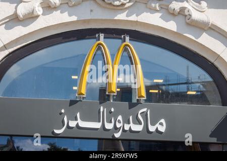 München, Deutschland, 24. juni 2023: MacDonald's Logo mit Marke in arabischer Sprache Stockfoto