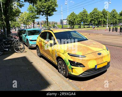 Amsterdam, Niederlande. 23. Juni 2023. Autos im Stil von Van Gogh im Zentrum von Amsterdam. Hochwertiges Foto Stockfoto