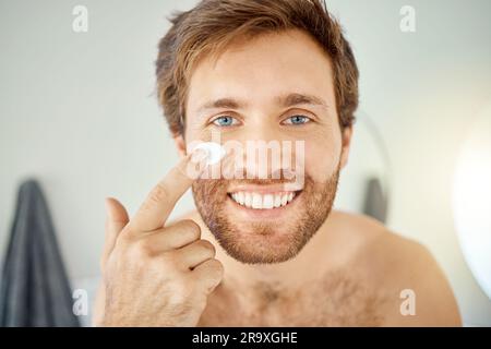 Badezimmer, Gesichtscreme oder Porträt eines glücklichen Mannes mit Gesichtsreinigung zu Hause, Hautpflege am Morgen oder Schönheitsroutine für Männer. Kosmetik für die Kosmetik Stockfoto