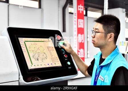 (230629) -- RIZHAO, 29. Juni 2023 (Xinhua) -- Ein Mitarbeiter betreibt eine Maschine zur Herstellung von Zahnersatz in einem Industriegebiet in Rizhao Hi-Tech Industrial Development Zone in Rizhao City, Ostchina Provinz Shandong, 29. Juni 2023. Die Rizhao Hi-Tech Industrial Development Zone hat erfolgreich neue Wachstumsmotoren aktiviert, indem sie den Schwerpunkt auf High-End-Technologie und Innovation gelegt hat. Durch Maßnahmen wie die Verbesserung des Unternehmensumfelds, die Anziehung neuer Investitionen und die Förderung des Zustroms von Spitzentalenten hat das Unternehmen effektiv ein industrielles Entwicklungssystem mit Schlüsselfunktionen für die Sicherheitsaufsicht eingerichtet Stockfoto