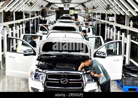 (230629) -- RIZHAO, 29. Juni 2023 (Xinhua) -- Mitarbeiter arbeiten am Fließband des Automobilherstellers ZXAUTO in Rizhao Hi-Tech Industrial Development Zone in Rizhao City, Ostchina Provinz Shandong, 29. Juni 2023. Die Rizhao Hi-Tech Industrial Development Zone hat erfolgreich neue Wachstumsmotoren aktiviert, indem sie den Schwerpunkt auf High-End-Technologie und Innovation gelegt hat. Durch Maßnahmen wie die Verbesserung des Unternehmensumfelds, die Anziehung neuer Investitionen und die Förderung des Zustroms von Spitzentalenten hat sie effektiv ein System der industriellen Entwicklung geschaffen, das Schlüsselsektoren umfasst, die unter anderem folgende Bereiche umfassen Stockfoto