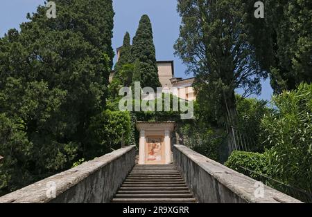 MORCOTE, SCHWEIZ. Die über 400 Stufen Treppe zur Kirche Santa Maria del Sasso Stockfoto