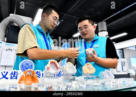 (230629) -- RIZHAO, 29. Juni 2023 (Xinhua) -- Mitarbeiter diskutieren die Forschung und Entwicklung von Zahnersatz in einem Industriegebiet in der Hi-Tech Industrial Development Zone von Rizhao in Rizhao City, Ostchina Provinz Shandong, 29. Juni 2023. Die Rizhao Hi-Tech Industrial Development Zone hat erfolgreich neue Wachstumsmotoren aktiviert, indem sie den Schwerpunkt auf High-End-Technologie und Innovation gelegt hat. Durch Maßnahmen wie die Verbesserung des Unternehmensumfelds, die Anziehung neuer Investitionen und die Förderung des Zustroms von Spitzentalenten hat sie effektiv ein System zur industriellen Entwicklung geschaffen Stockfoto