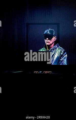 Chris Lowe von den äußerst beliebten Pet Shop Boys tritt bei Eden Sessions in Cornwall auf. Stockfoto