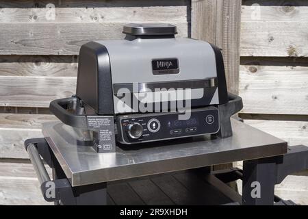 Ninja Woodfire BBQ Smoker Oven Grill Health Airfryer. Stockfoto