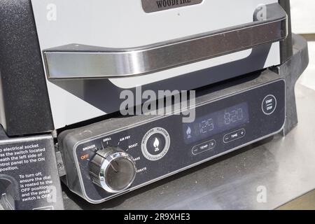 Ninja Woodfire BBQ Smoker Oven Grill Health Airfryer. Stockfoto