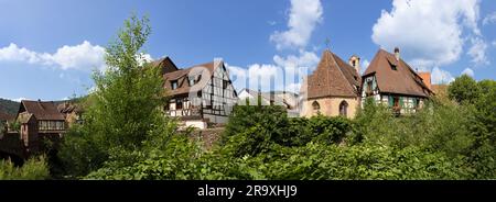 Ein malerischer farbenfroher Blick auf Halbholzgebäude mit Geschäften und Cafés im Dorf Kaysersberg in der Vogesenregion. Stockfoto