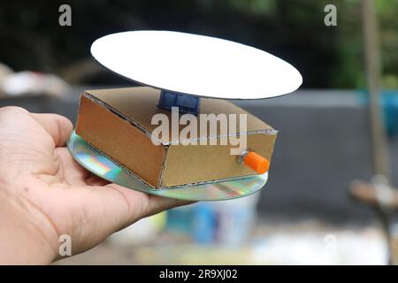 Kleiner motorisierter Plattenspieler, der zum Aufnehmen von Videos und Fotos der in der Hand gehaltenen Objekte verwendet wird. Drehbarer Display-Ständer Stockfoto