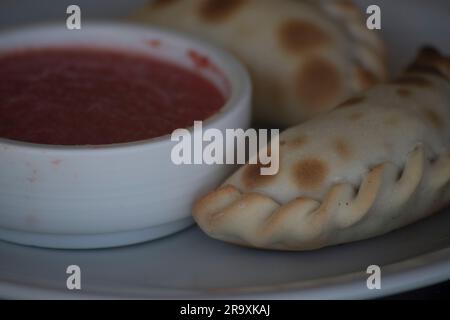 Traditionelle Fleischempanada aus Salta Stockfoto