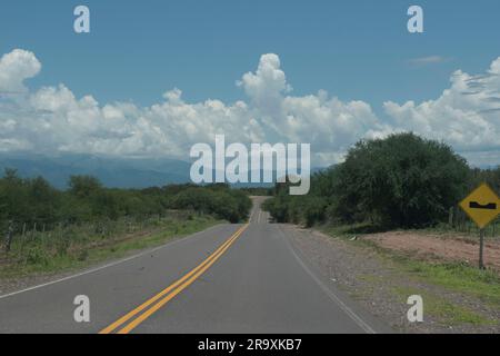 Wir machen eine Tour durch den argentinischen Nordwesten. Nationale Route 40 Stockfoto