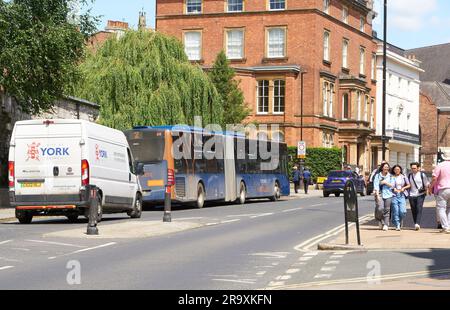 Verkehrsszene in York, Großbritannien Stockfoto