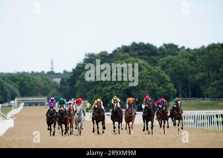 Läufer und Reiter im Jenningsbet in Kippax Seaton Delaval Handicap am ersten Tag des Seaton Delaval Northumberland Plate Festivals auf der Rennbahn Newcastle, Newcastle Upon Tyne. Foto: Donnerstag, 29. Juni 2023. Stockfoto