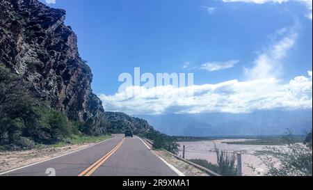 Wir machen eine Tour durch den argentinischen Nordwesten. Nationale Route 40 Stockfoto