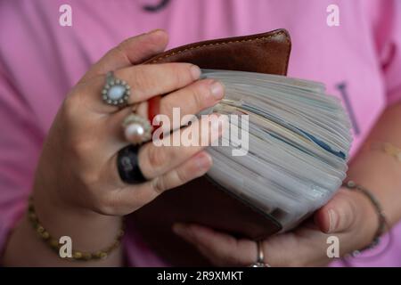 Ankara, Türkei. 28. Juni 2023. Mesude zeigt ihre Fotosammlung mit mehr als 1200 Fotos. Mesude Bayram ist eine geistig behinderte Frau, die 1972 geboren wurde. Obwohl die Ärzte ihre Behinderung nicht diagnostizieren konnten, sagen sie, dass ihr geistiges Alter bis zu 6 Jahre alt sein kann. Sie lebt seit 22 Jahren mit ihrer Mutter und der Familie ihres Bruders in Ankara. (Foto: Tunahan Turhan/SOPA Images/Sipa USA) Guthaben: SIPA USA/Alamy Live News Stockfoto