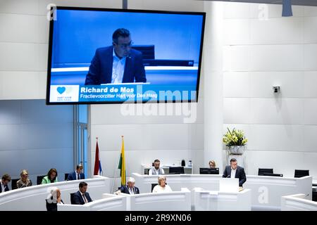 DEN HAAG - Gemeinderat Richard de Mos (Hart voor Den Haag) während einer eingefügten ratstagung über das Schreiben des Moderators Bruno Bruins zum Freispruch von De Mos und dessen Folgen. ANP RAMON VAN FLYMEN niederlande raus - belgien raus Stockfoto