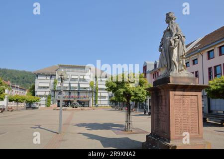 Rathaus am Leopoldsplatz und Statue vom Kriegsdenkmal, Eberbach, Neckar-Tal, Baden-Württemberg, Deutschland Stockfoto