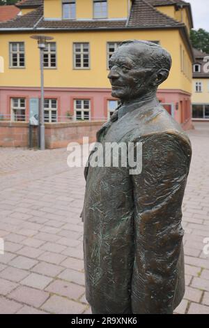 Statue von Hermann Hessen auf der Nikolaus-Brücke in Calw, Nagoldtal, Nordschwarzwald, Schwarzwald, Baden-Württemberg, Deutschland Stockfoto