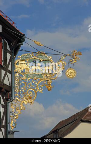 Golden Nose Schild mit Postkutsche vom Restaurant und Hotel Alte Post, Nagold, Nagold Valley, nördlicher Schwarzwald, Schwarzwald, Baden-Württemberg, G. Stockfoto